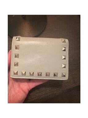 VALENTINO GAVAVANI LIGHT GRAY LEATHER STUDDED BIFOLD WALLET